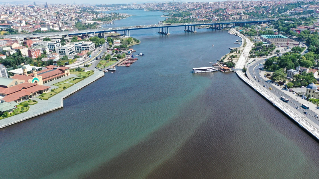 Haliç'te suyun rengi değişti